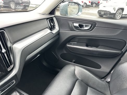 Used 2018 Volvo XC60 T5 Momentum w/ Vision Package image 24