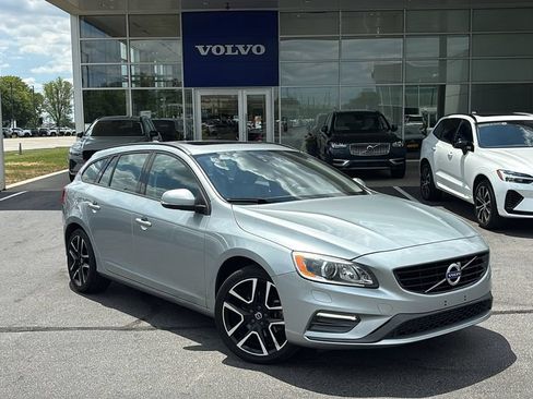 Used 2018 Volvo V60 T5 Dynamic FWD image 2