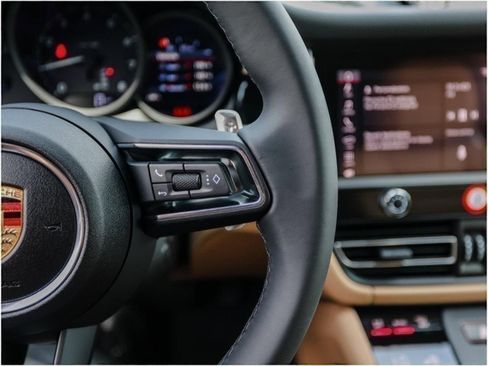 Certified 2025 Porsche Macan image 16