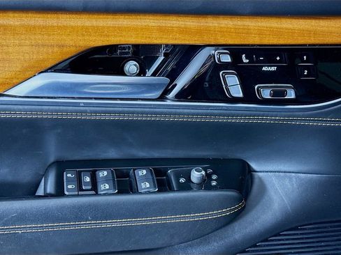 Used 2022 Jeep Grand Wagoneer Series III w/ Rear Seat Video Group 1 AWD/4WD image 27