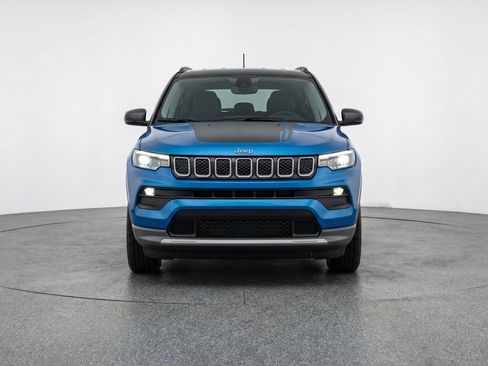 Used 2025 Jeep Compass Trailhawk AWD/4WD image 2