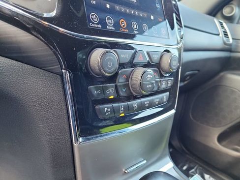 Used 2022 Jeep Grand Cherokee Laredo AWD/4WD image 30