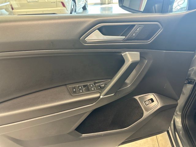 Used 2020 Volkswagen Tiguan SEL AWD/4WD image 21