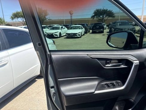Used 2021 Toyota RAV4 XLE w/ Carpet Mat Package (TMS) FWD image 11