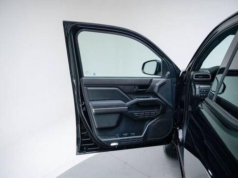 Used 2025 Toyota Tacoma SR5 AWD/4WD image 17