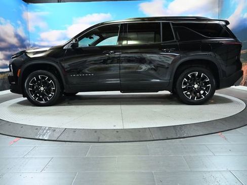 Used 2025 Chevrolet Traverse LT w/ Sun and Wheel Package image 5