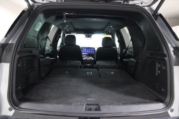Used 2025 Chevrolet Traverse RS AWD/4WD image 16