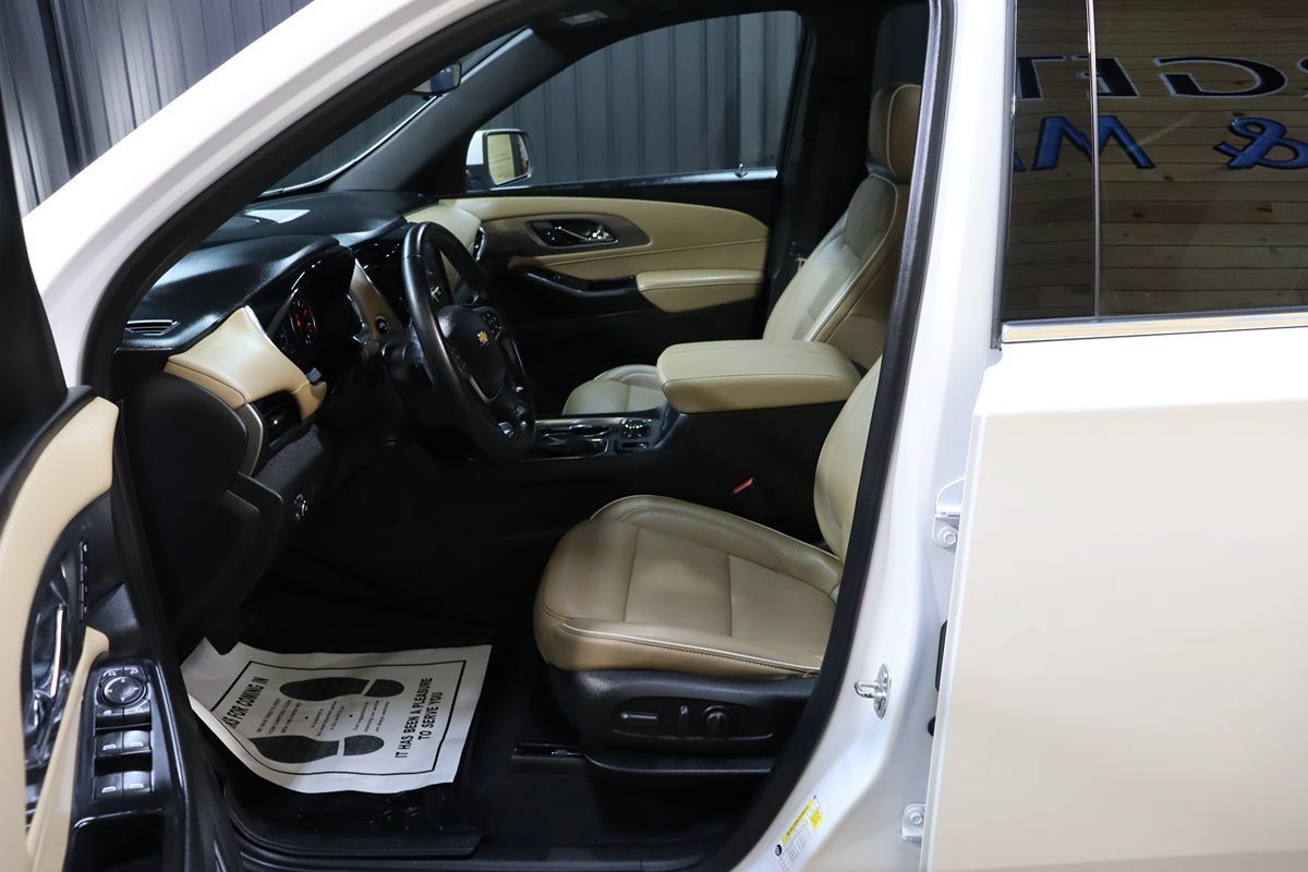 Used 2023 Chevrolet Traverse Premier FWD image 39
