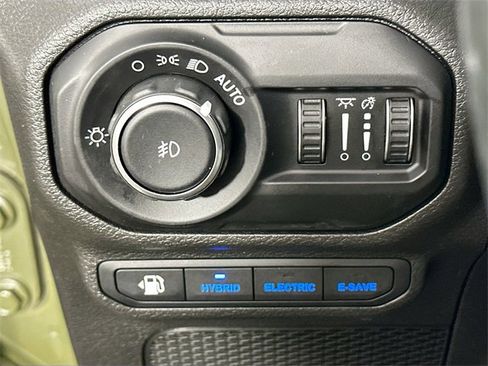 Used 2022 Jeep Wrangler Unlimited Sahara w/ Cold Weather Group image 25