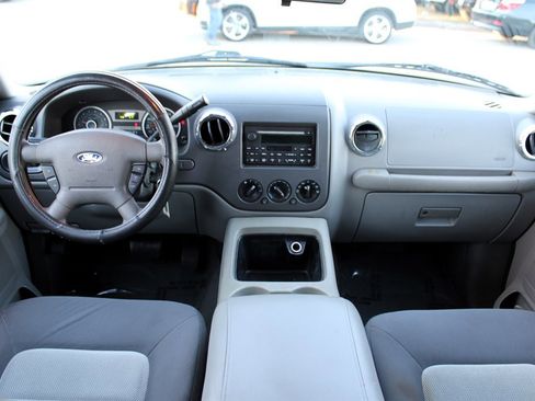 Used 2005 Ford Expedition XLT image 12