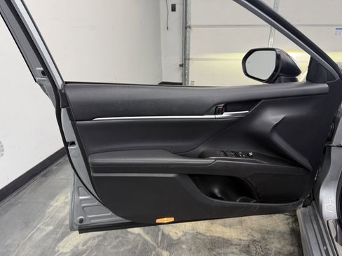 Used 2023 Toyota Camry XSE FWD image 9
