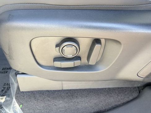 Used 2025 Land Rover Discovery Dynamic SE image 7