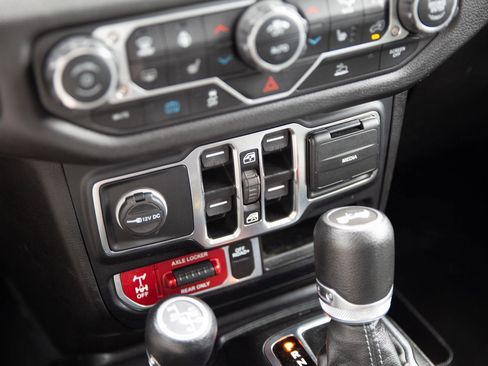 Used 2024 Jeep Wrangler Unlimited AWD/4WD image 16
