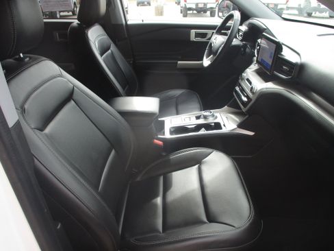 Used 2023 Ford Explorer XLT w/ Equipment Group 202A image 10