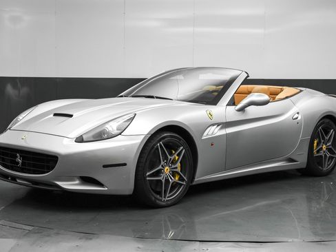 Used 2011 Ferrari California image 13