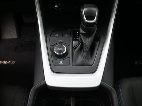 Used 2024 Toyota RAV4 SE image 9