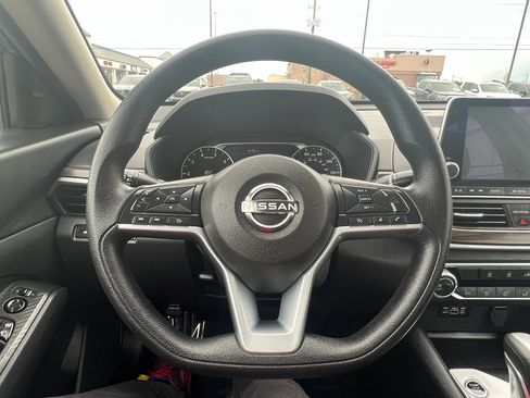 Used 2025 Nissan Altima 2.5 SV FWD image 21