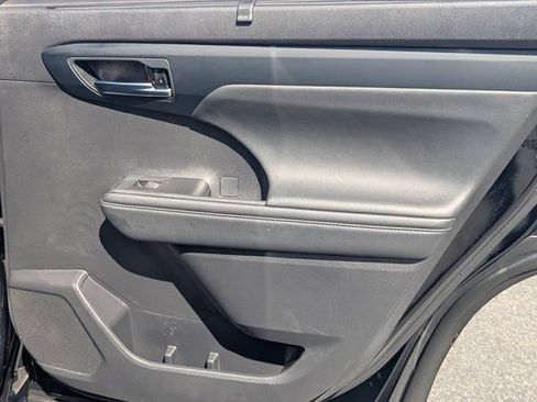Used 2022 Toyota Highlander XLE FWD image 16