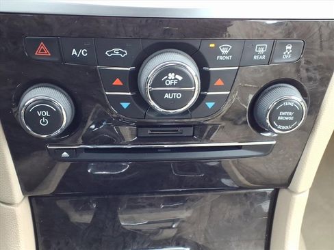 Used 2014 Chrysler 300 AWD w/ Driver Convenience Group image 25