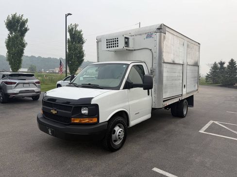 Used 2016 Chevrolet Express 4500 RWD image 2