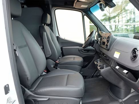 Used 2025 Mercedes-Benz Sprinter 2500 image 21
