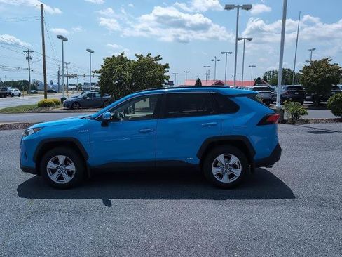Used 2019 Toyota RAV4 LE w/ Carpet Mat Package AWD/4WD image 8