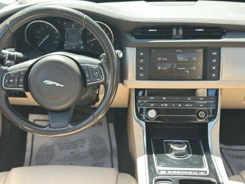 Used 2018 Jaguar XF Premium RWD image 8