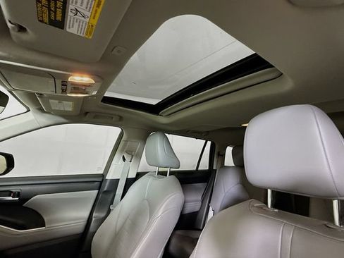 Used 2024 Toyota Highlander XLE FWD image 21