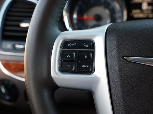 Used 2016 Chrysler Town & Country Touring image 29