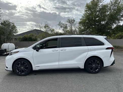 Used 2021 Toyota Sienna XSE image 3