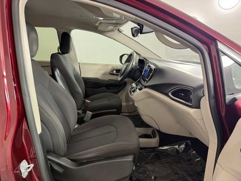 Used 2017 Chrysler Pacifica Touring FWD image 18