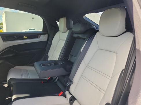 Used 2025 Porsche Cayenne Coupe AWD/4WD image 10