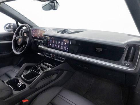 Certified 2025 Porsche Cayenne Coupe AWD/4WD image 33