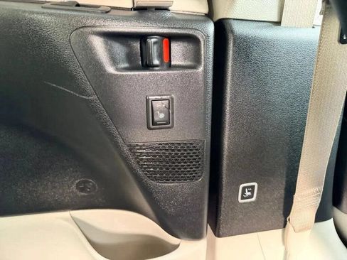 Used 2023 Chrysler Pacifica Limited FWD image 34