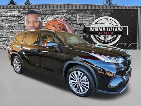 Used 2023 Toyota Highlander Platinum image 1
