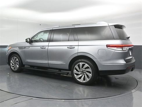 Used 2022 Lincoln Navigator Reserve image 5