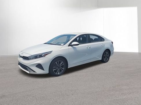 Used 2023 Kia Forte LXS w/ LXS Technology Package FWD image 4
