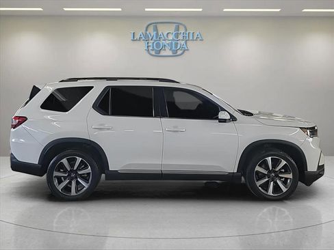 Used 2024 Honda Pilot Touring image 7