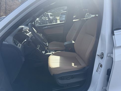 Used 2023 Volkswagen Tiguan SE image 11