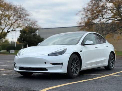 Used 2021 Tesla Model 3 Standard Range Plus image 3