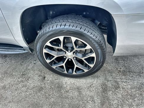 Used 2018 Chevrolet Suburban LT RWD image 12