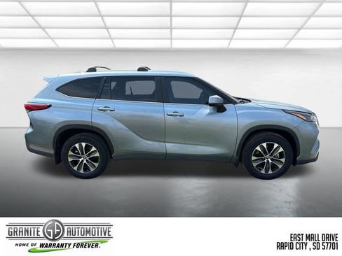 Used 2023 Toyota Highlander XLE AWD/4WD image 7