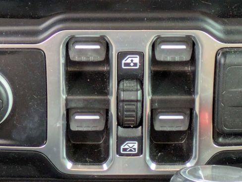 Used 2022 Jeep Wrangler Unlimited Sahara w/ Cold Weather Group AWD/4WD image 23