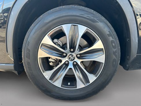 Used 2022 Toyota Highlander XLE image 9