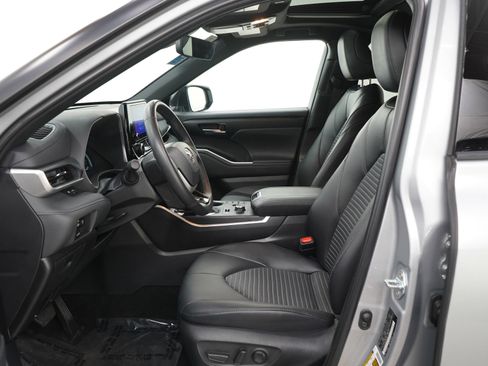 Used 2025 Toyota Highlander XSE image 17