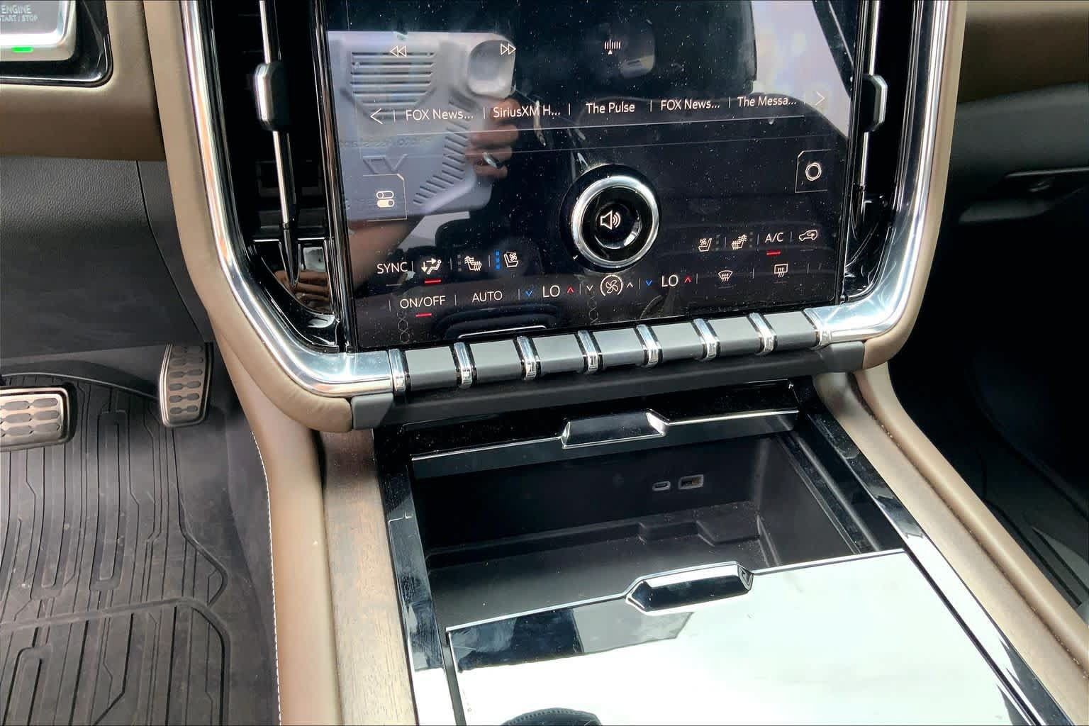Used 2025 GMC Yukon Denali Ultimate AWD/4WD image 32
