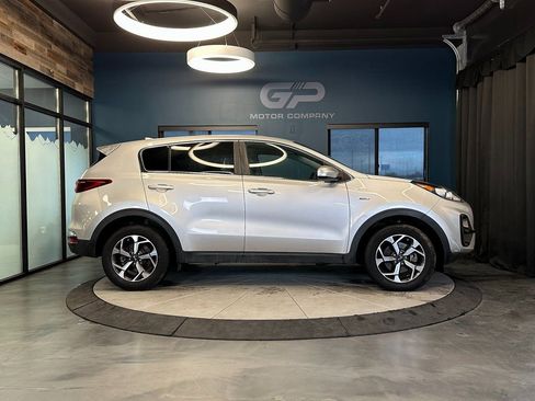 Used 2020 Kia Sportage LX image 2