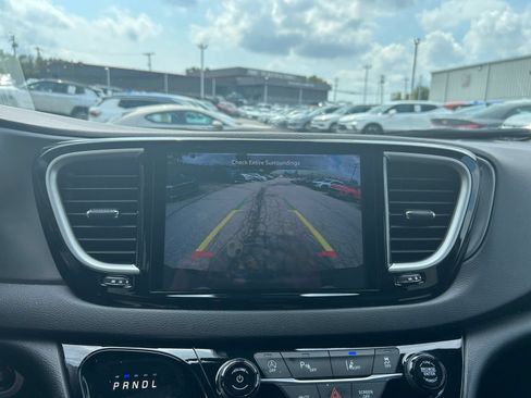 Used 2025 Chrysler Pacifica Select FWD image 18