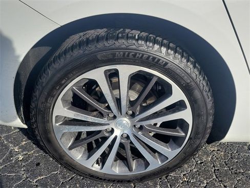 Used 2018 Buick Regal Essence image 8