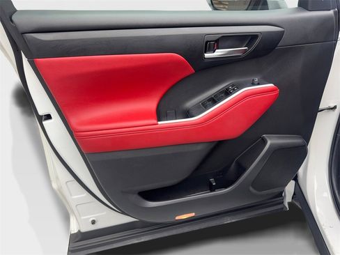 Used 2024 Toyota Highlander FWD image 32